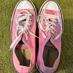Converse all stars low top shoe. Ladies size 8. Men’s size 6.  Pink